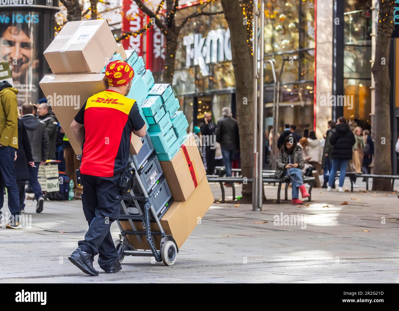 DHL-Paketdienst mit Komplettwagen, Pakete, Fußgängerzone Stuttgart, Baden-Württemberg, Deutschland Stockfoto