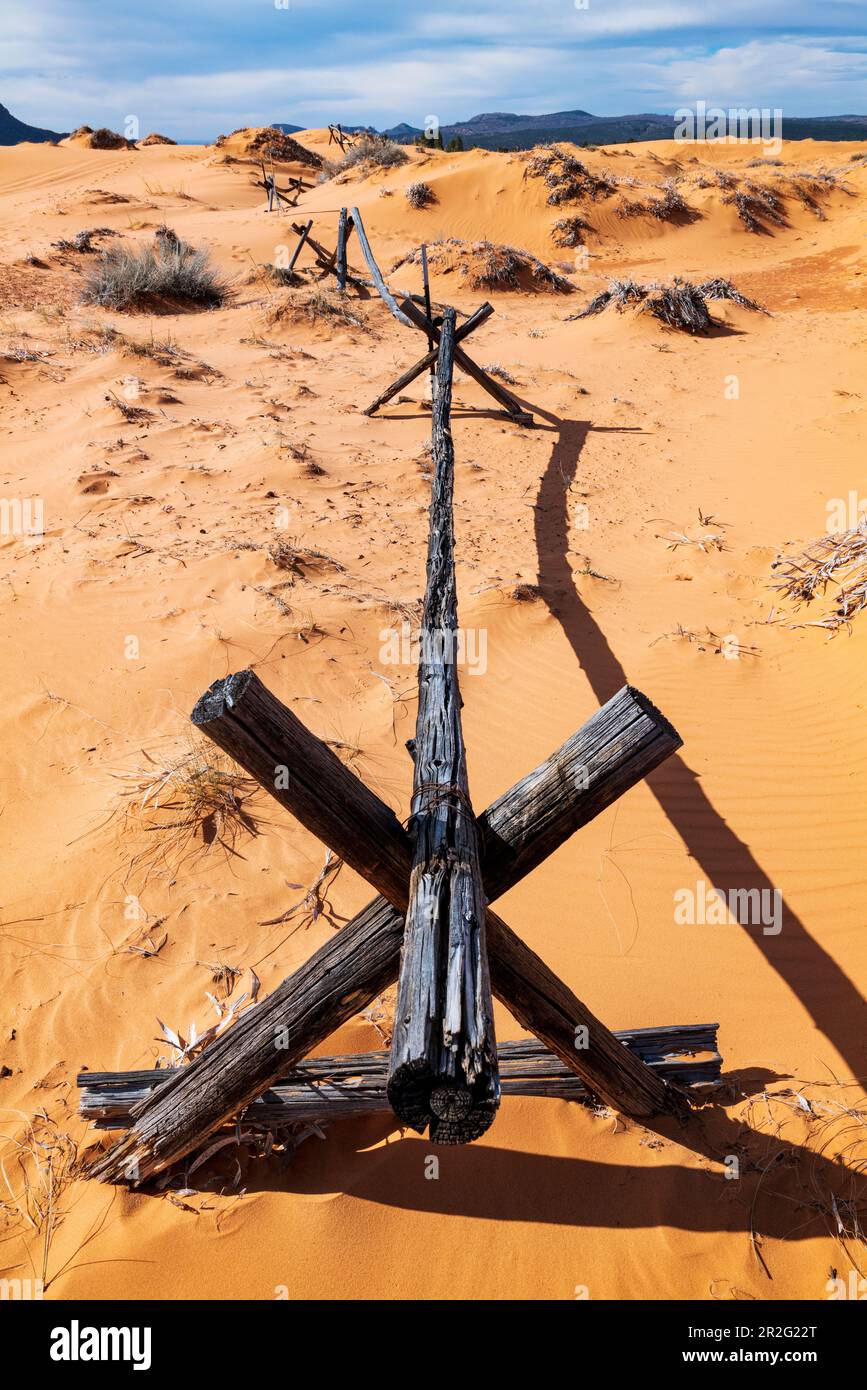 Verwitterter Wermut-Ranch-Zaun; Coral Pink Sand Dunes State Park; Utah; USA Stockfoto