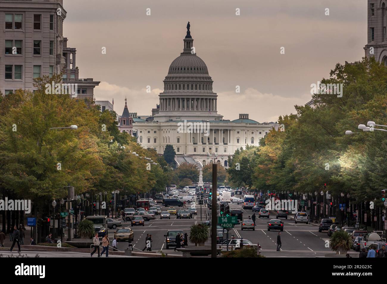 Faszinierender Blick auf den Capitol Hill: Das berühmte Kapitol der Vereinigten Staaten inmitten der pulsierenden Stadtlandschaft von Washington, D.C. Stockfoto