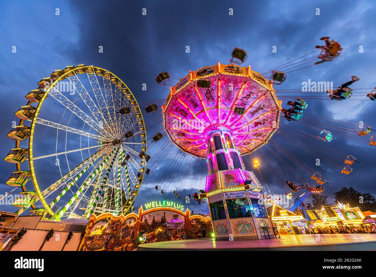 Riesenrad und historisches Kettenkarussell am Abend, Messegelände, Stuttgarter Volksfest in der Cannstatter Wasen, Stuttgart Stockfoto