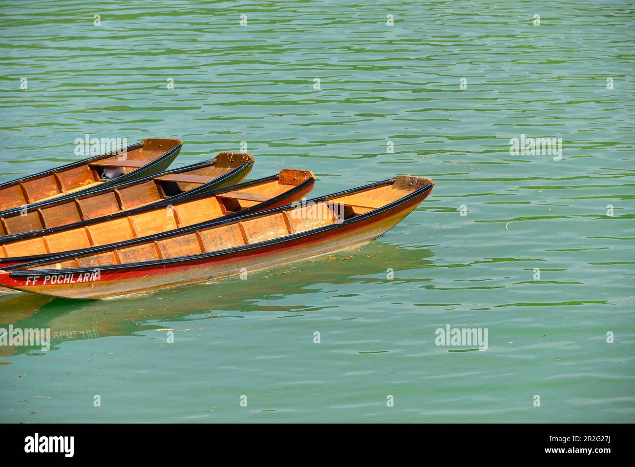 Mehrere Ruderboote auf der Donau bei Pöchlarn, Österreich Stockfoto