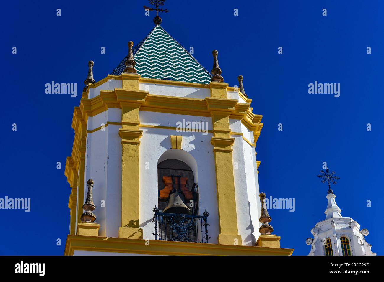 Gelb-weißer Kirchturm vor azurblauem Himmel, Ronda, Andalusien, Spanien Stockfoto