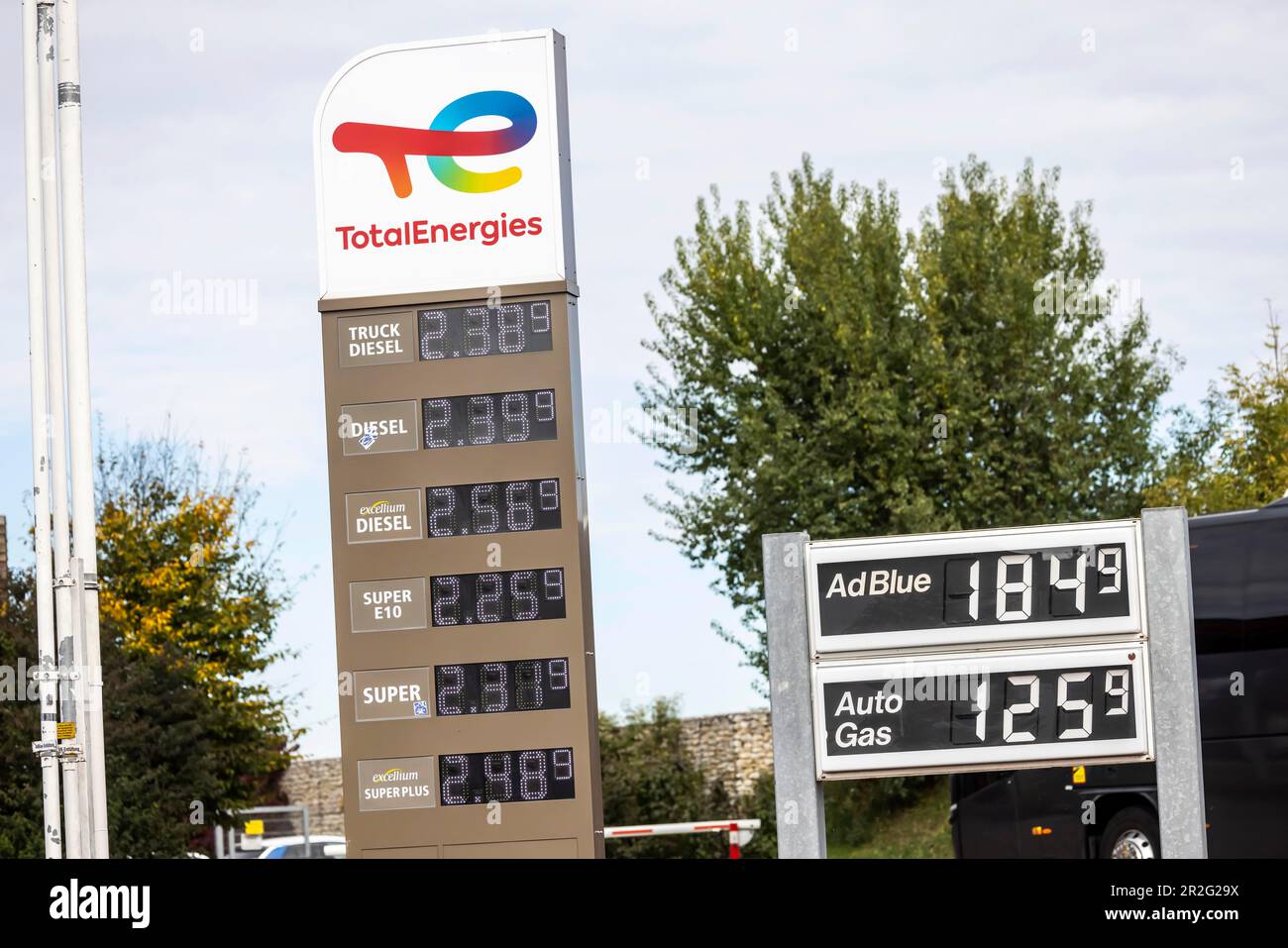 Benzinpumpe, Autobahntankstelle Total Energie, Diesel und Benzin, AdBlue und LPG, Denkendorf, Baden-Württemberg, Deutschland Stockfoto
