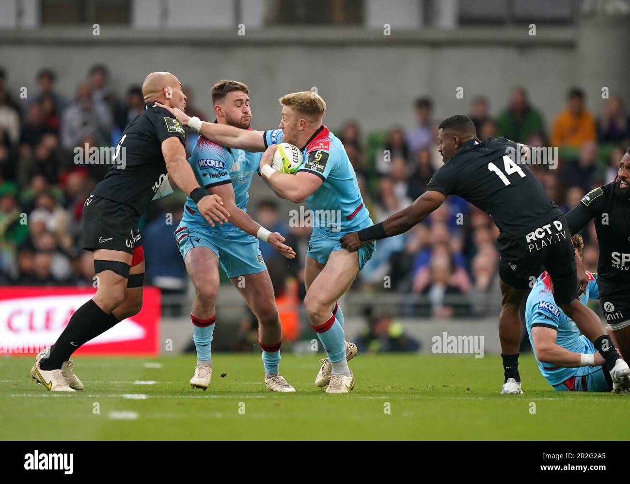 Kyle Steyn (Mitte rechts) der Glasgow Warriors, angegriffen von Sergio Parisse (links) von RC Toulon und Jiuta Wainiqolo (rechts) während des ECPR Challenge Cup-Finales im Aviva Stadium, Dublin. Foto: Freitag, 19. Mai 2023. Stockfoto