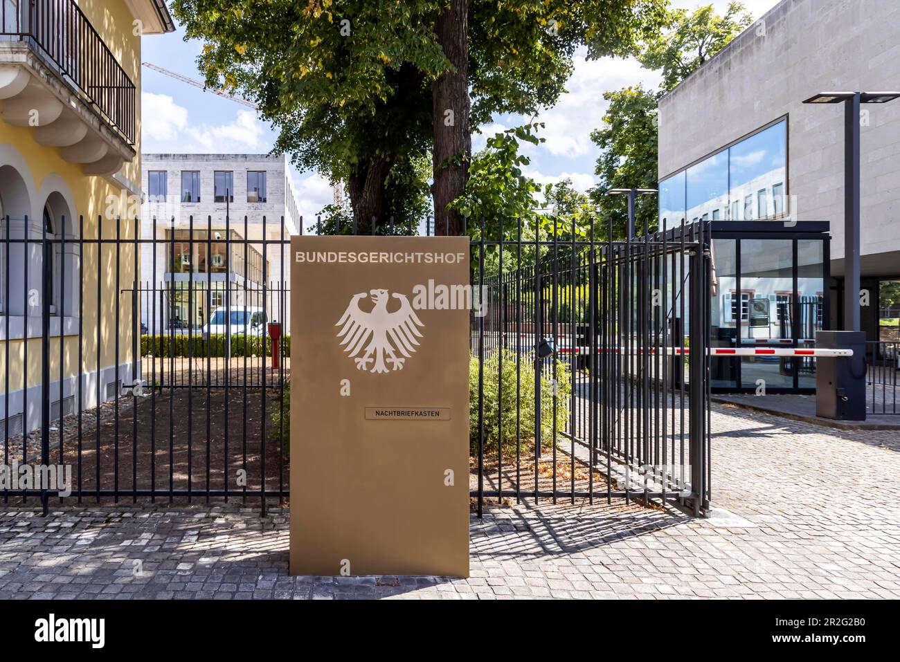 Bundesgerichtshof BGH, Außenansicht mit Bundesadler, Karlsruhe, Baden-Württemberg, Deutschland Stockfoto