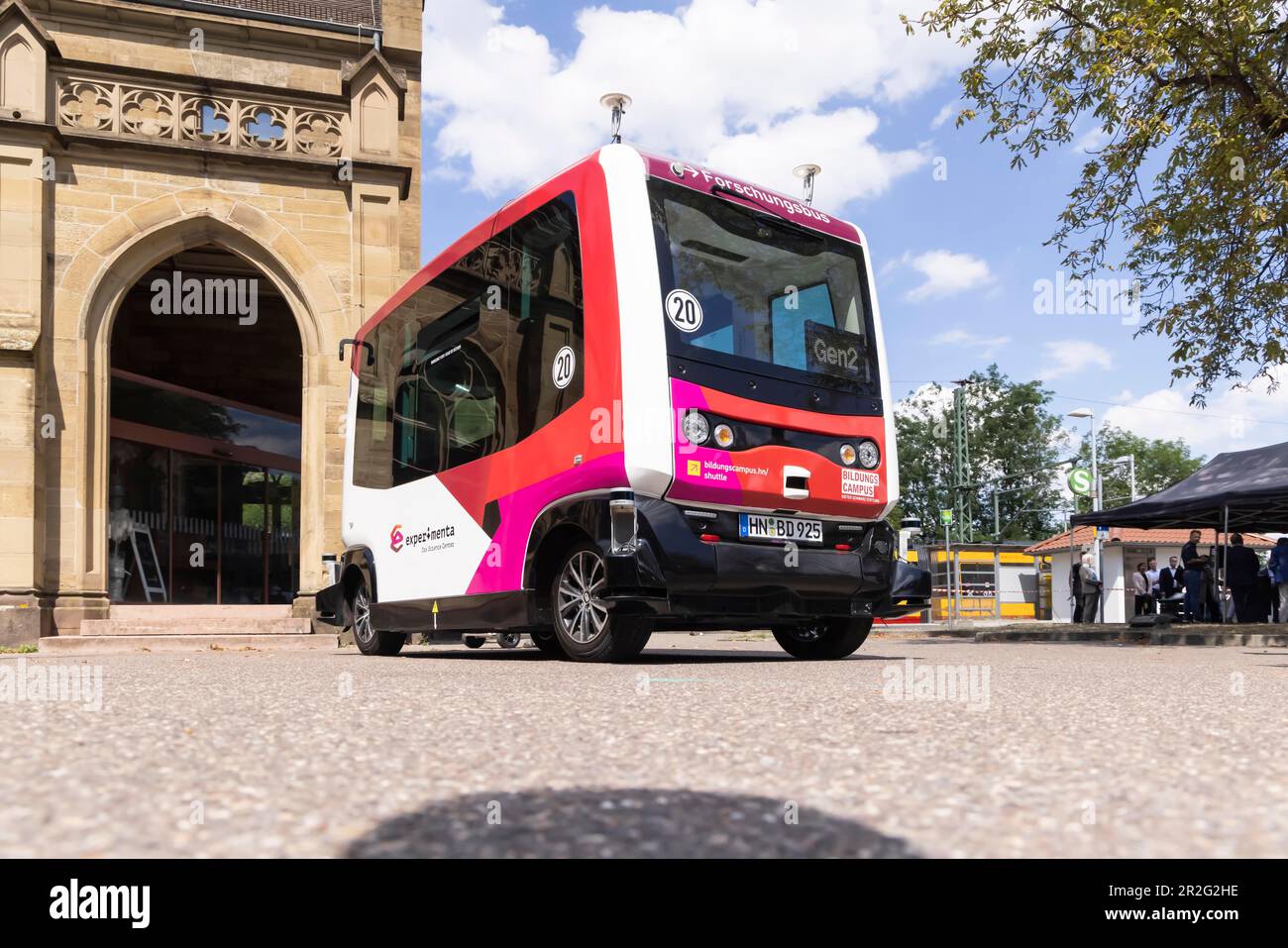 Autonomer Minibus vor dem Bahnhof, gemeinsames Forschungsprojekt der Schwarz-Gruppe, der Lidl angehört, mit Heilbronn-Universität Bad Stockfoto