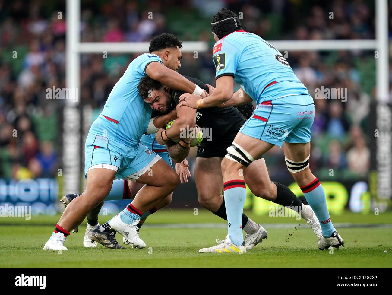 Teddy Baubigny von Toulon wird während des ECPR Challenge Cup-Finales im Aviva-Stadion in Dublin, Irland, von Sione Vailanu der Glasgow-Krieger (links) und Jean-Pierre du Preez angegriffen. Foto: Freitag, 19. Mai 2023. Stockfoto