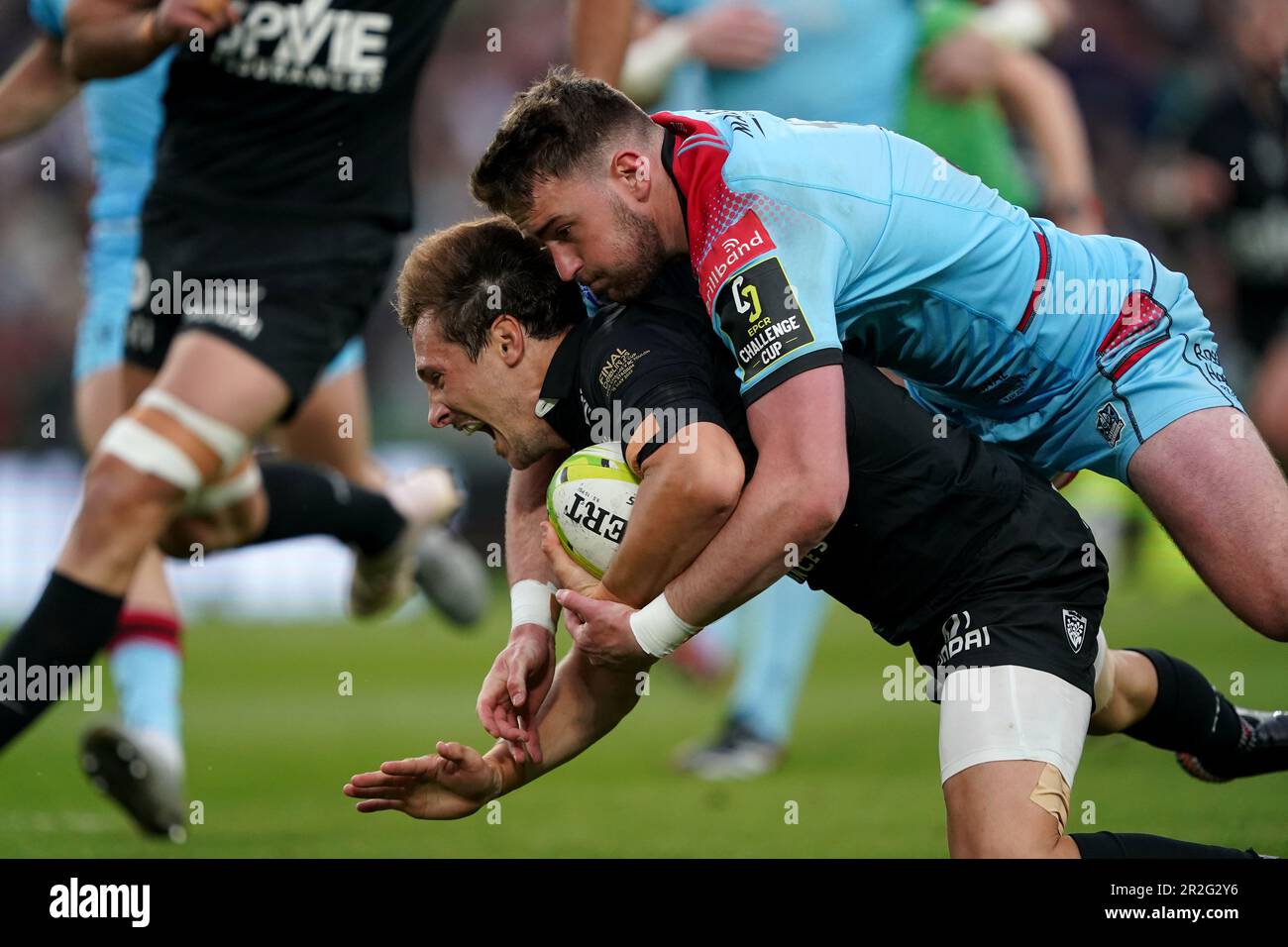 Toulons Baptiste Serin erzielt den ersten Versuch ihrer Seite trotz des Kampfes von Ollie Smith der Glasgow Warriors während des ECPR Challenge Cup-Finales im Aviva Stadium in Dublin, Irland. Foto: Freitag, 19. Mai 2023. Stockfoto