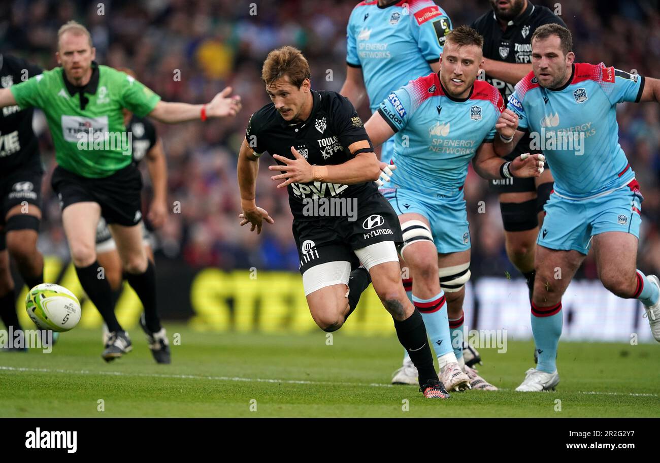 Toulons Baptiste Serin durchbricht die Verteidigung der Glasgow Warriors auf dem Weg zum ersten Versuch während des ECPR Challenge Cup-Finales im Aviva Stadium in Dublin, Irland. Foto: Freitag, 19. Mai 2023. Stockfoto