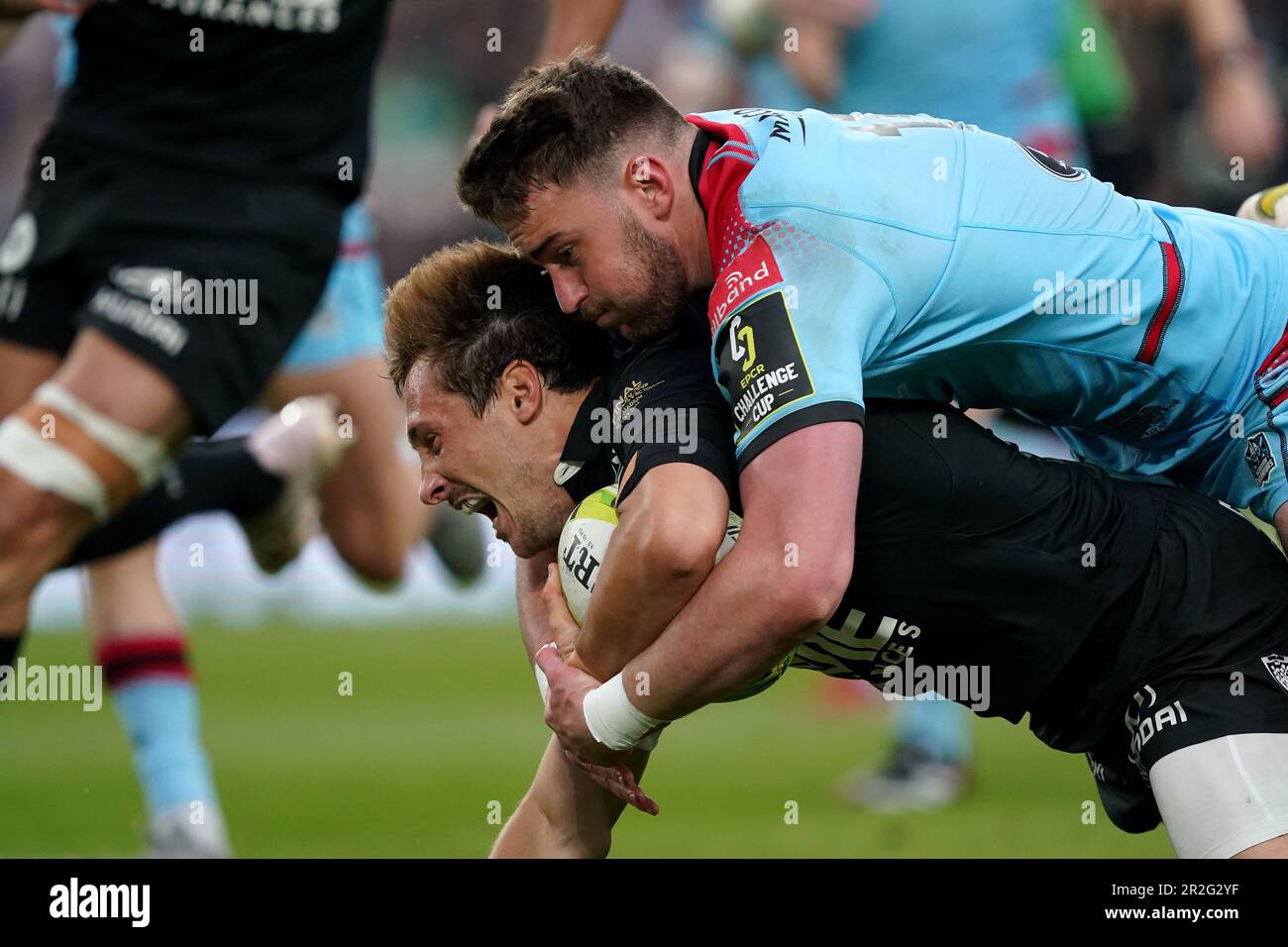 Toulons Baptiste Serin erzielt den ersten Versuch ihrer Seite trotz des Kampfes von Ollie Smith der Glasgow Warriors während des ECPR Challenge Cup-Finales im Aviva Stadium in Dublin, Irland. Foto: Freitag, 19. Mai 2023. Stockfoto