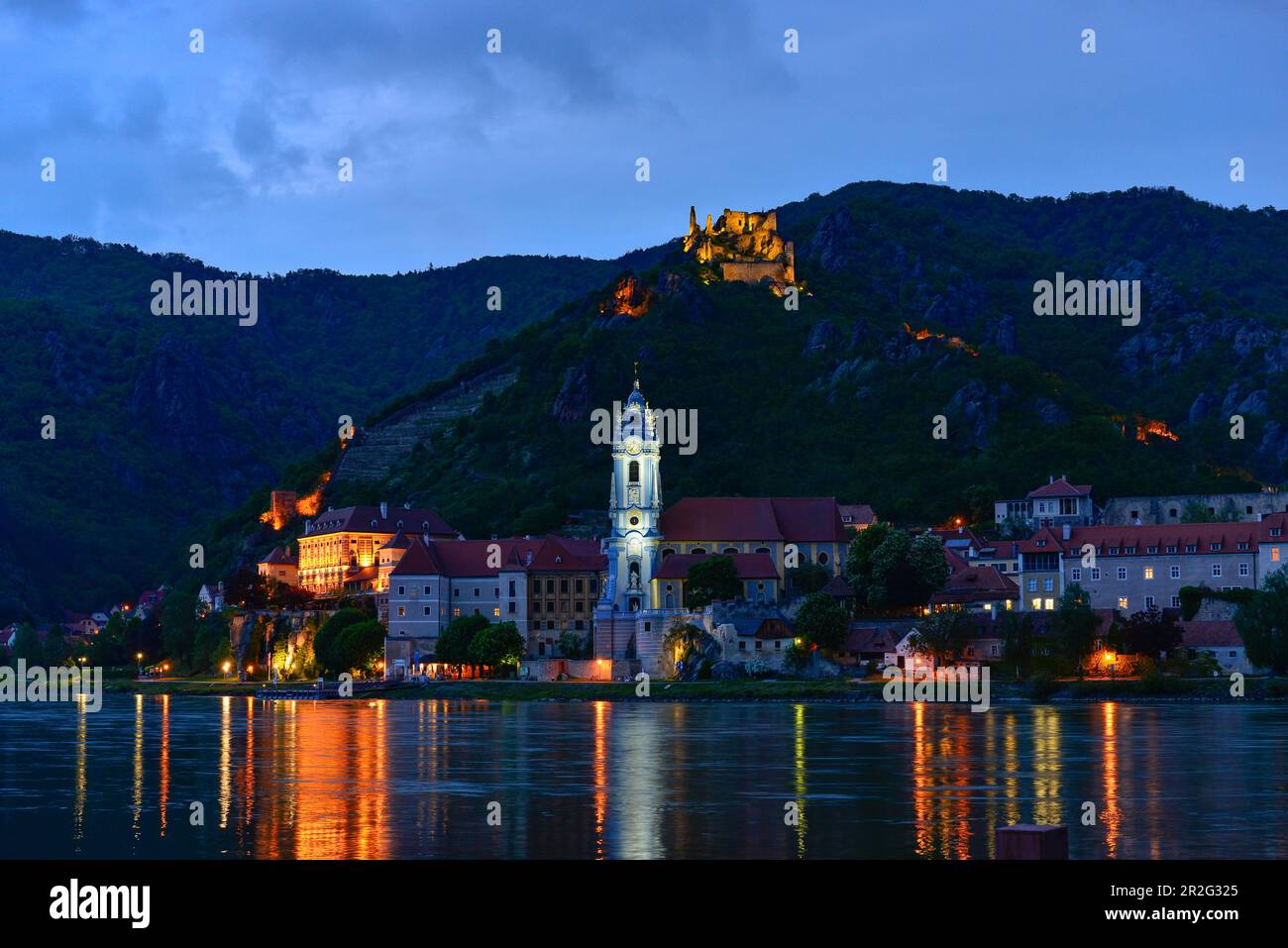 Beleuchteter Dürnstein an der Donau am Abend zur Blue Hour, Wachau, Österreich Stockfoto