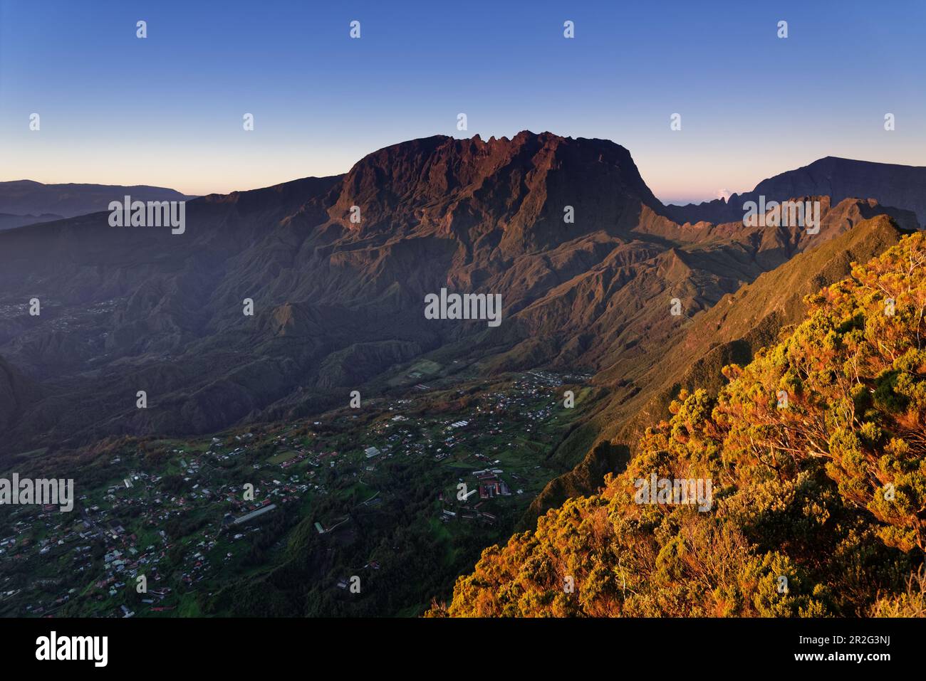 Blick auf den Cirque de Salazie von der RocheKarte. Das Talbecken wird