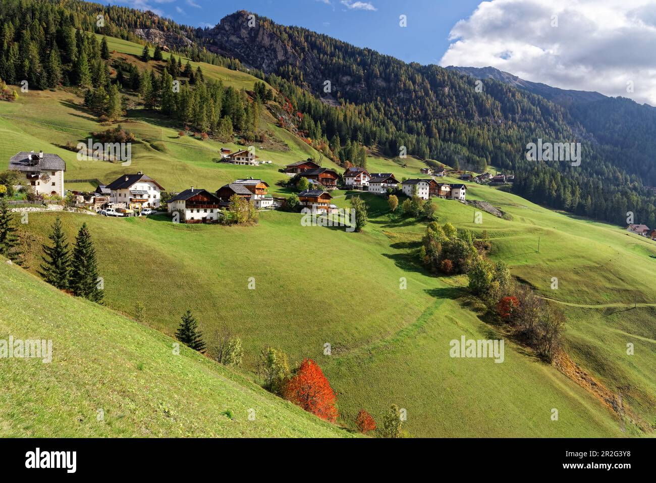 Alte Bauernhöfe charakterisieren das Ende des Wengen-Tals in den Dolomiten. Stockfoto