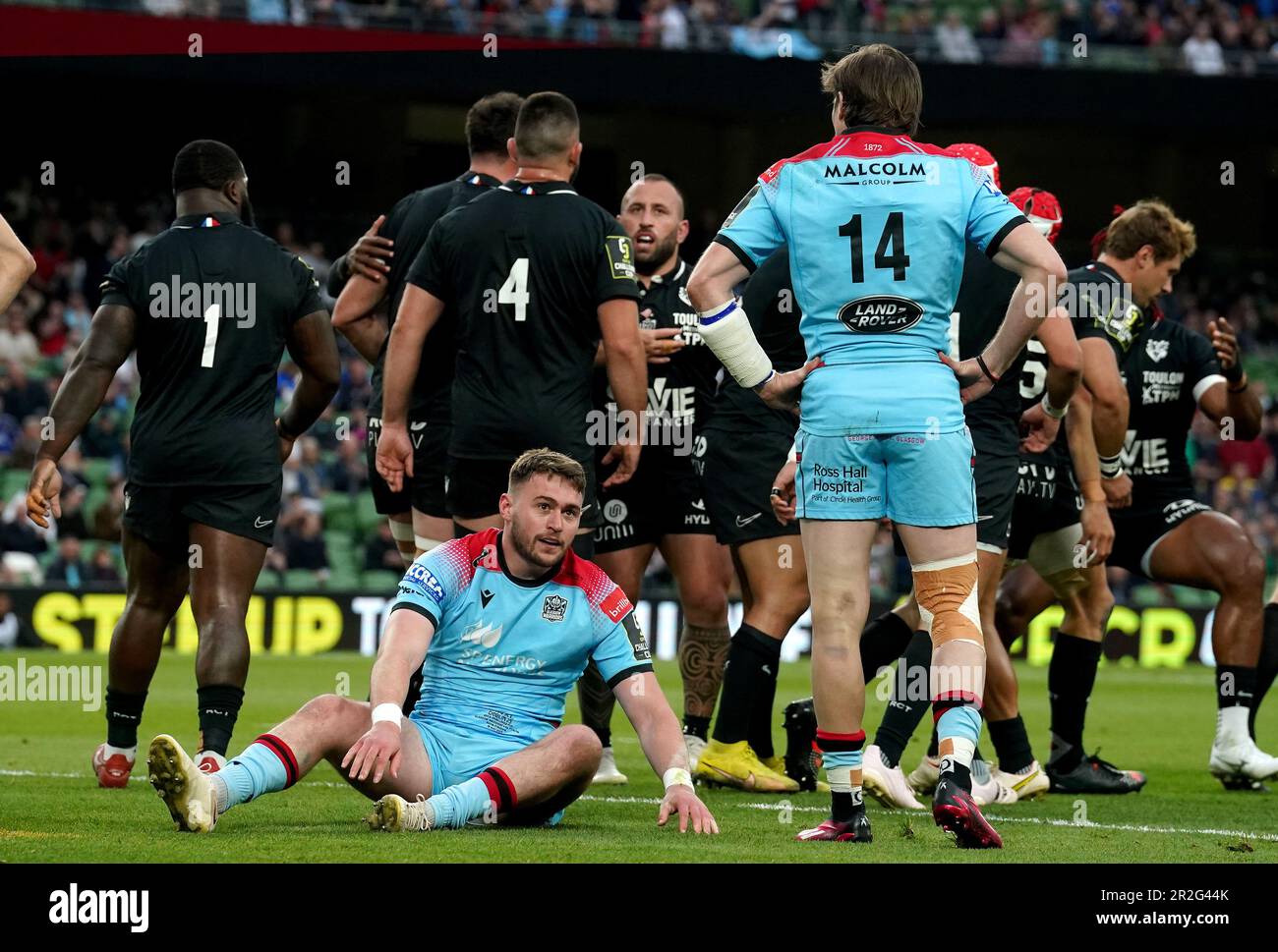 Ollie Smith der Glasgow Warriors sitzt deprimiert nach Toulons erstem Versuch während des ECPR Challenge Cup-Finales im Aviva-Stadion in Dublin, Irland. Foto: Freitag, 19. Mai 2023. Stockfoto