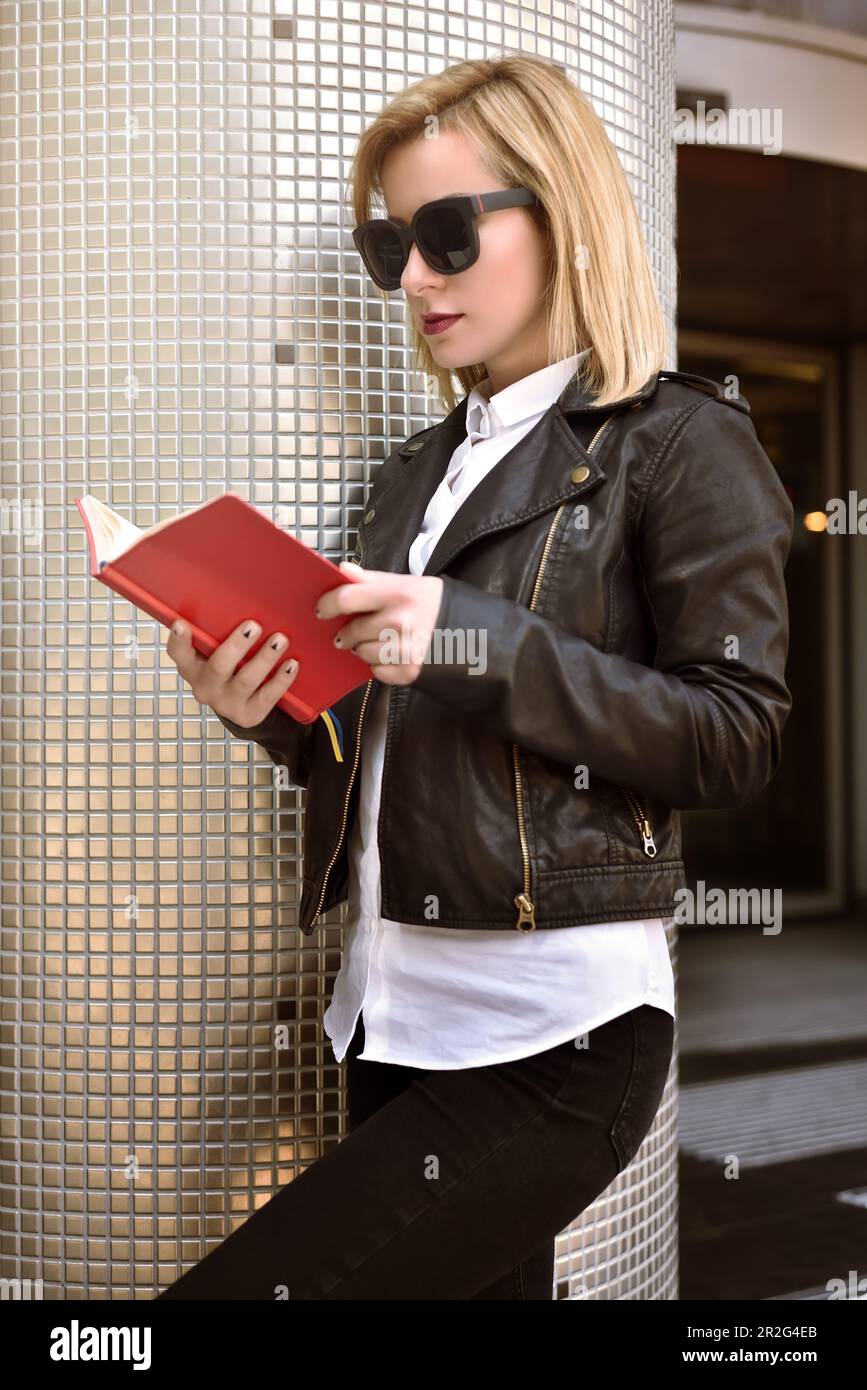 junge Hipster Mädchen lesen ein rotes Buch Stockfoto