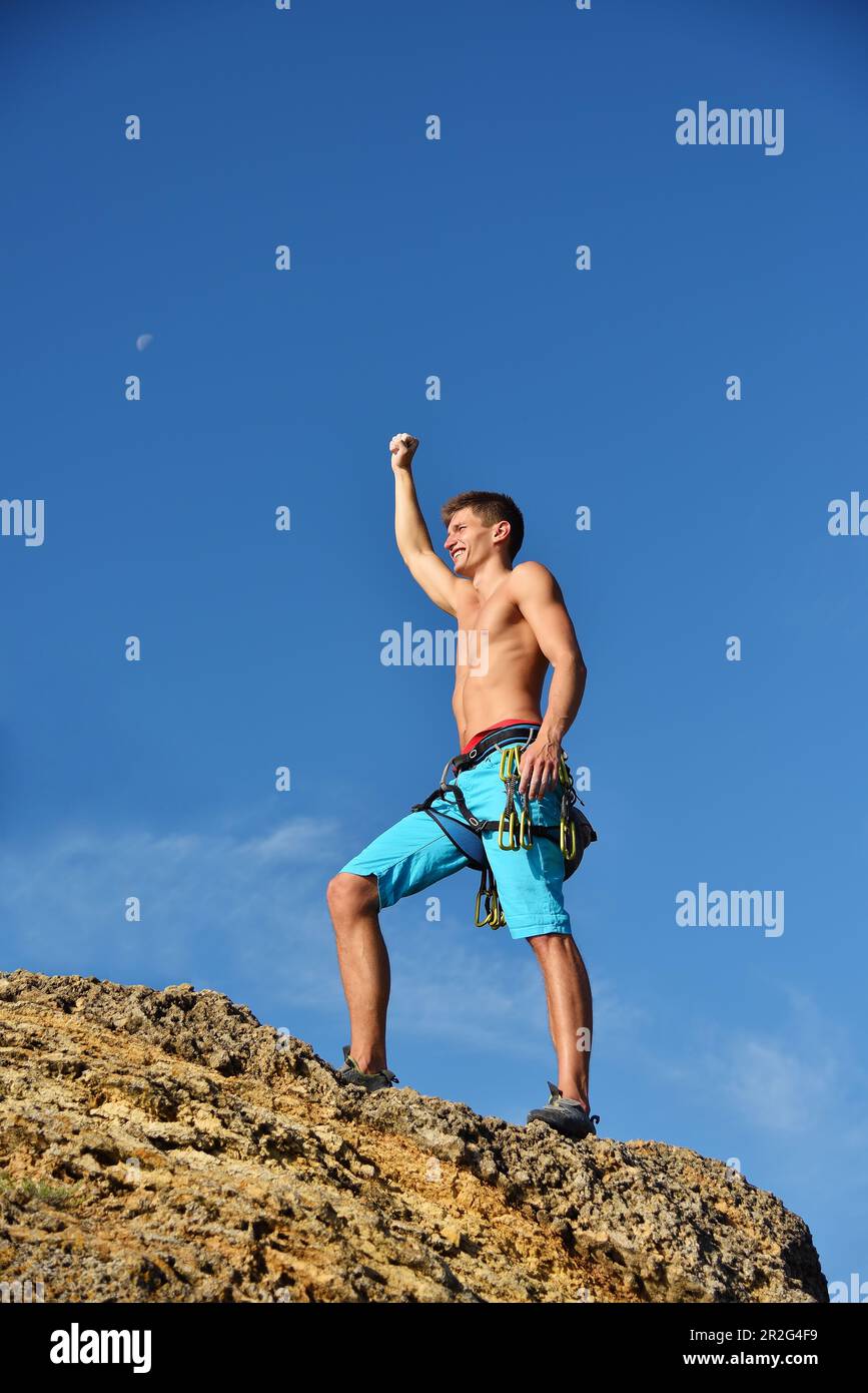 Extrime Kletterer Hebt Hand Auf Dem Gipfel Des Berges. Erfolgskonzept Stockfoto
