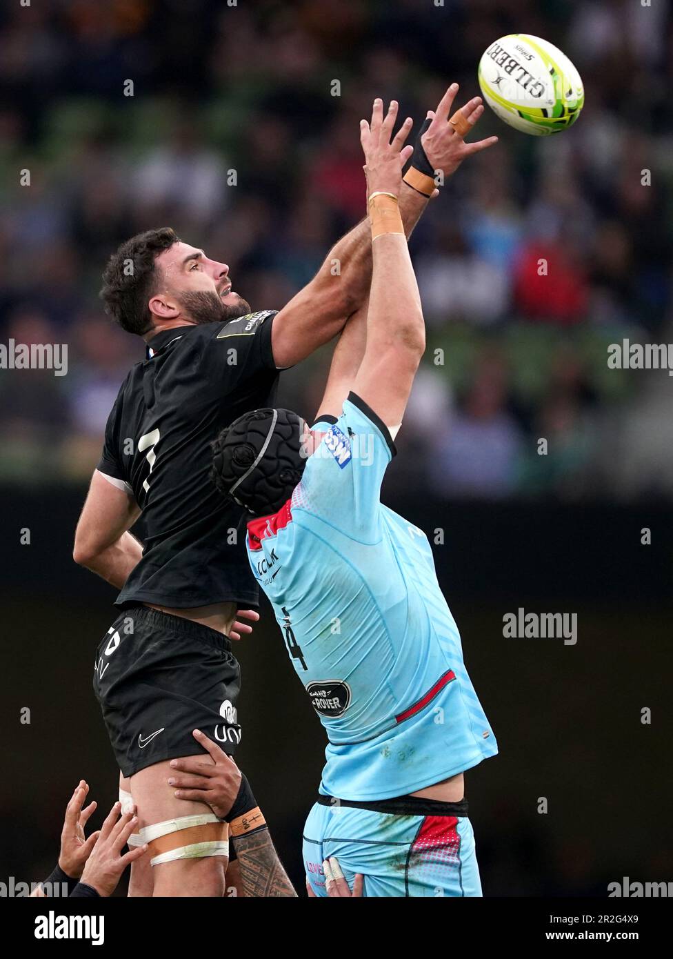 Charles Ollivon von von Toulon und Jean-Pierre du Preez der Glasgow Warriors treten während des ECPR Challenge Cup-Finales im Aviva-Stadion in Dublin, Irland, um den Ball an. Foto: Freitag, 19. Mai 2023. Stockfoto