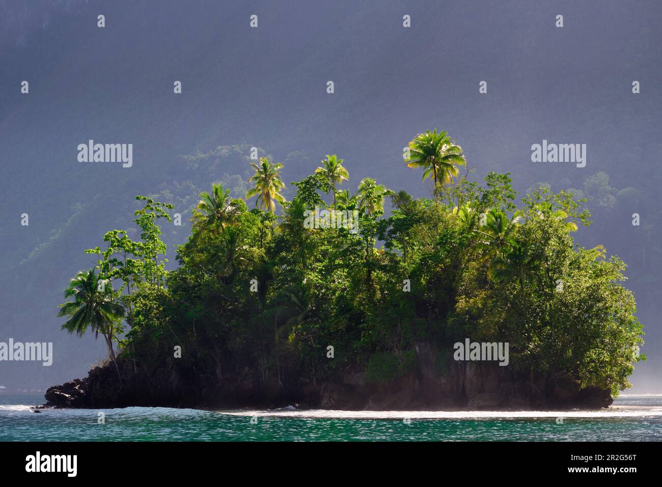 Insel in der Bucht von Sawai im Norden der Insel Seram, Molukken, Indonesien, Südostasien, Asien Stockfoto