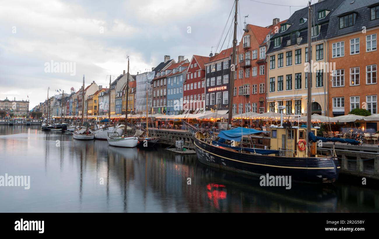 Nyhavn, Hafen mit bunten Häusern, eine der beliebtesten Sehenswürdigkeiten in Kopenhagen, Dänemark Stockfoto