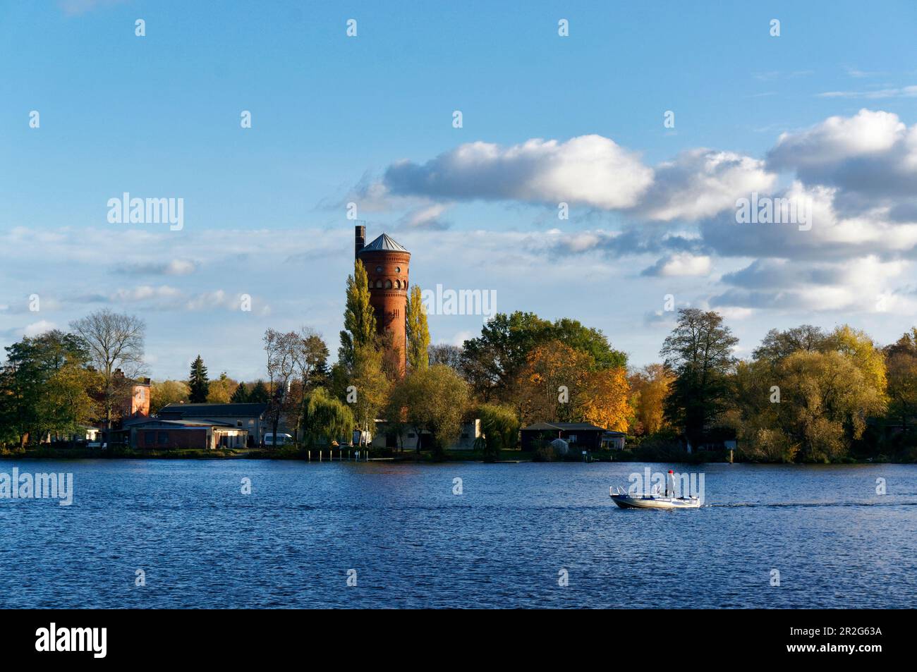 Havel, Potsdam West, Wasserturm auf der Insel Hermannswerder, Potsdam, Land Brandenburg, Deutschland Stockfoto