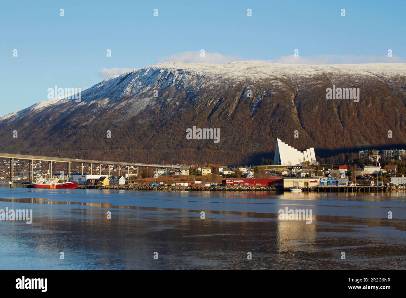 Tromso mit der arktischen Kathedrale, Ishavskatedralen, Tromsöysundet, Schnee, Troms, Norwegen, Europa Stockfoto
