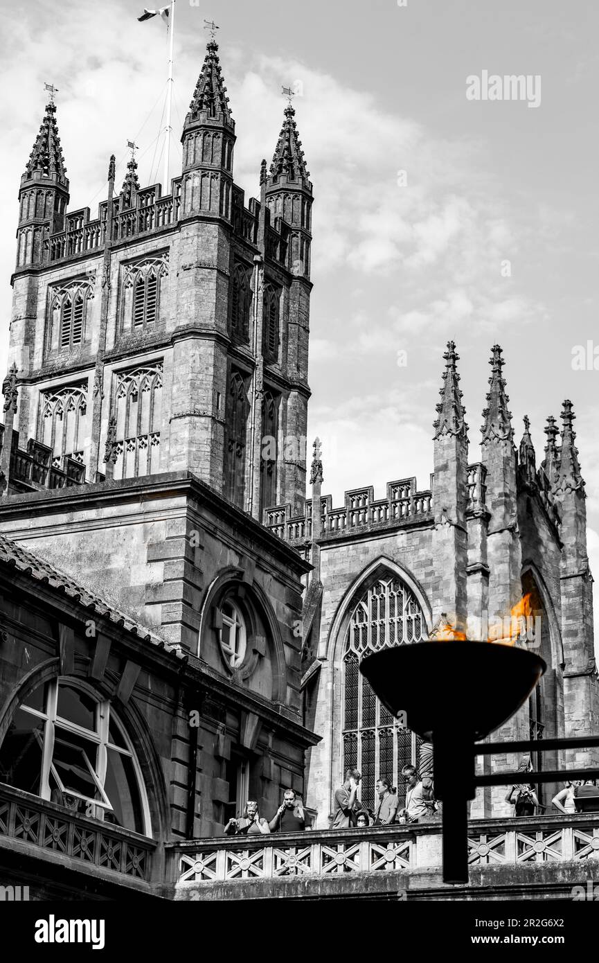 Die römischen Bäder mit Bath Abbey im Hintergrund in Bath, Großbritannien Stockfoto