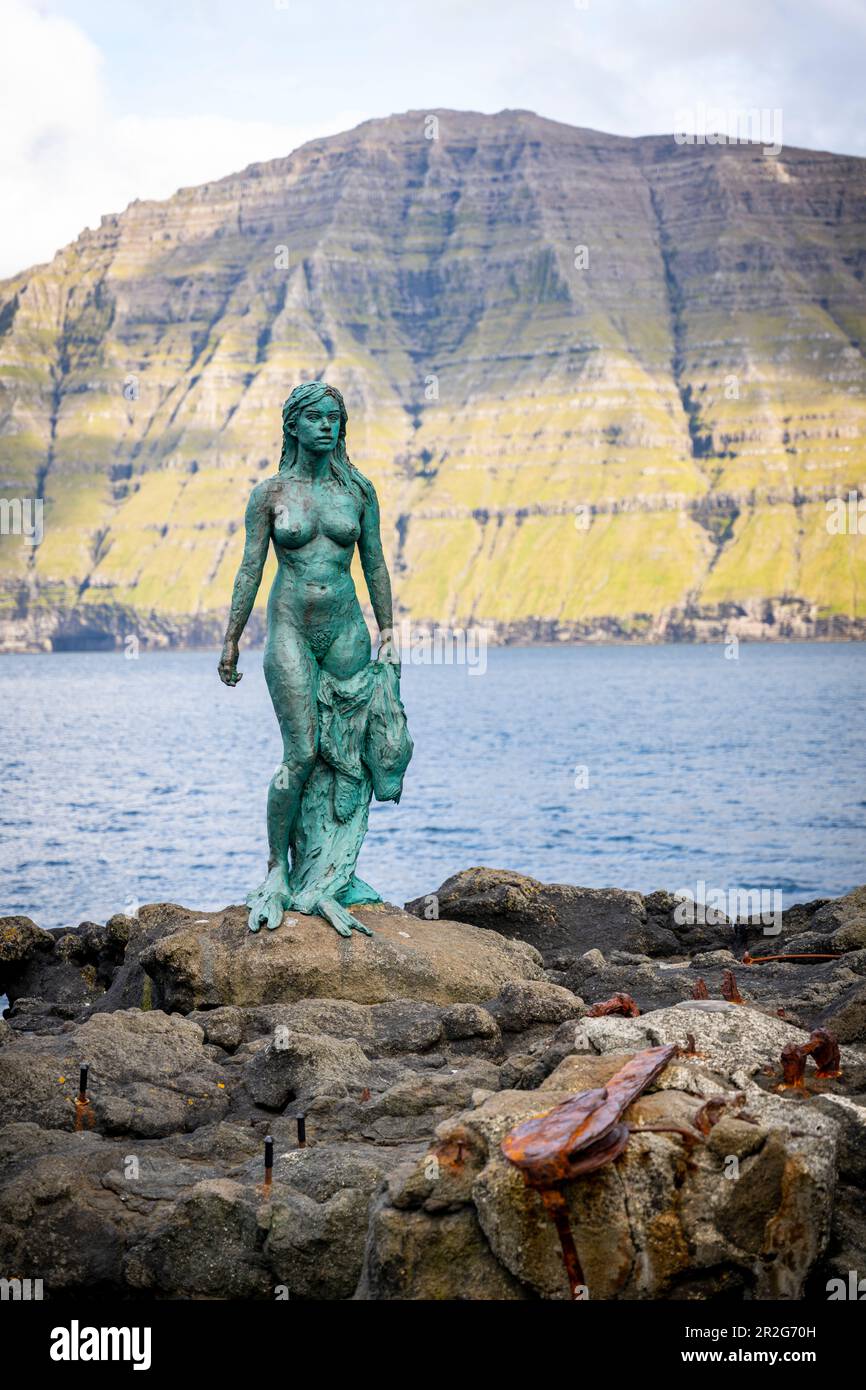 Bronzestatue der Robbenfrau, erschaffen von Hans Pauli Olsen, basierend auf der Volksgeschichte, in der das Dorf Mikladalur verflucht wurde, Mikladalur, Kalsoy, Stockfoto