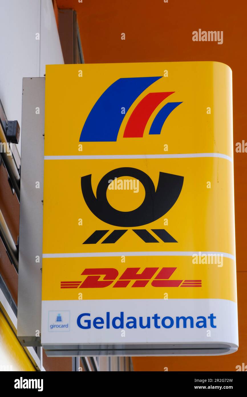 Schild mit Schriftzug und Logo DHL, Geldautomat, Nordrhein-Westfalen, Deutschland Stockfoto