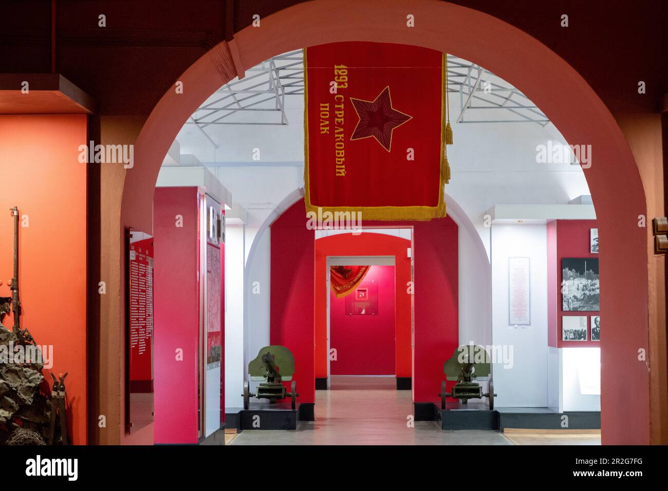 Brest, Belarus - 14. April 2023: Museumsrekonstruktion, gewidmet dem Beginn des Zweiten Weltkriegs in roten Farben Stockfoto