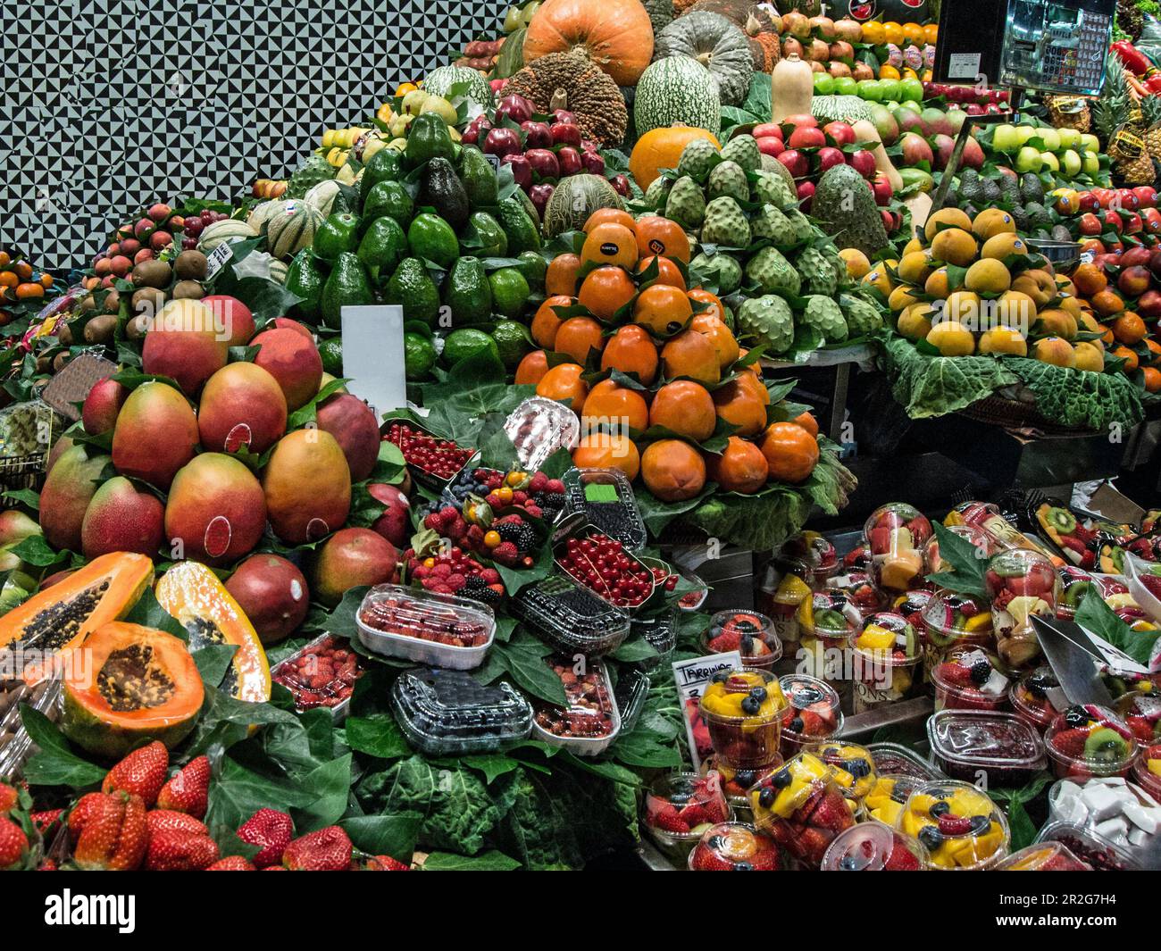 Tropische Früchte, die für den Verkauf auf einem Markt exponiert sind. Stockfoto