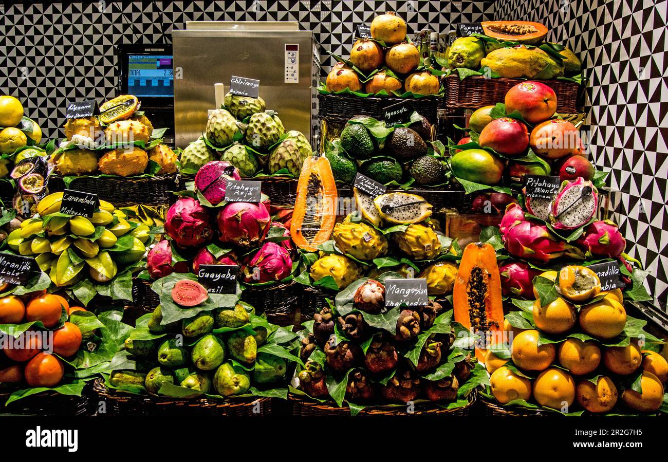 Tropische Früchte, die für den Verkauf auf einem Markt exponiert sind. Stockfoto