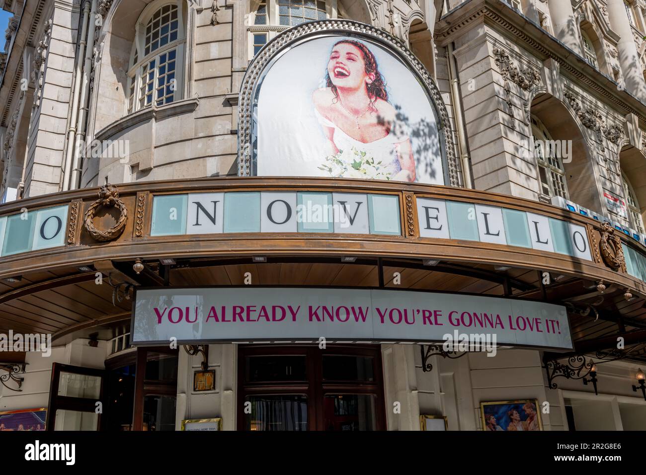Nach London. Großbritannien - 05.17.2023. Das Namensschild und die Fassade des Novello Theatre in Aldwych mit einer Werbung für das Musical Mama Mia! Stockfoto