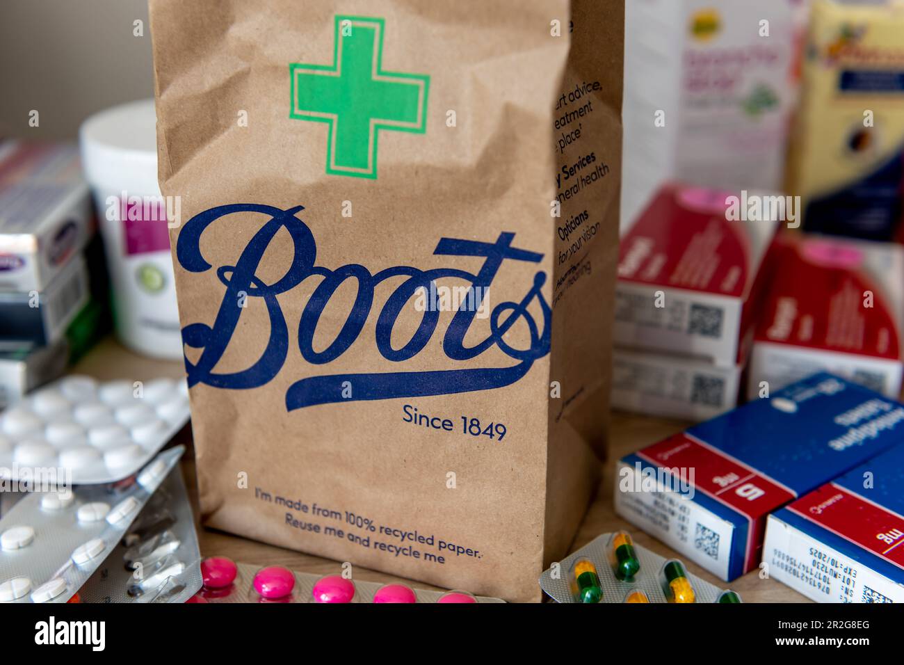 Nach London. GROSSBRITANNIEN - 05.14.2023. Eine braune Papiertüte vom Apotheke- und Schönheitshändler Boots mit dem Firmennamen und dem Apothekensymbol auf der Vorderseite. Stockfoto