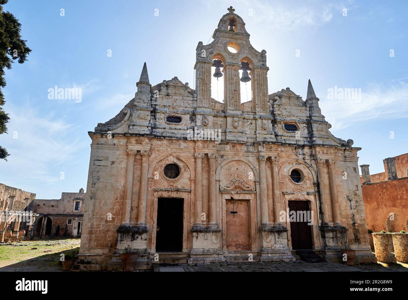 Architektonisch bemerkenswerte historische Arkadi-Kloster aus dem 16. Jahrhundert und Kirche mit Massen, Arkadi, Kreta, Griechenland, Europa Stockfoto