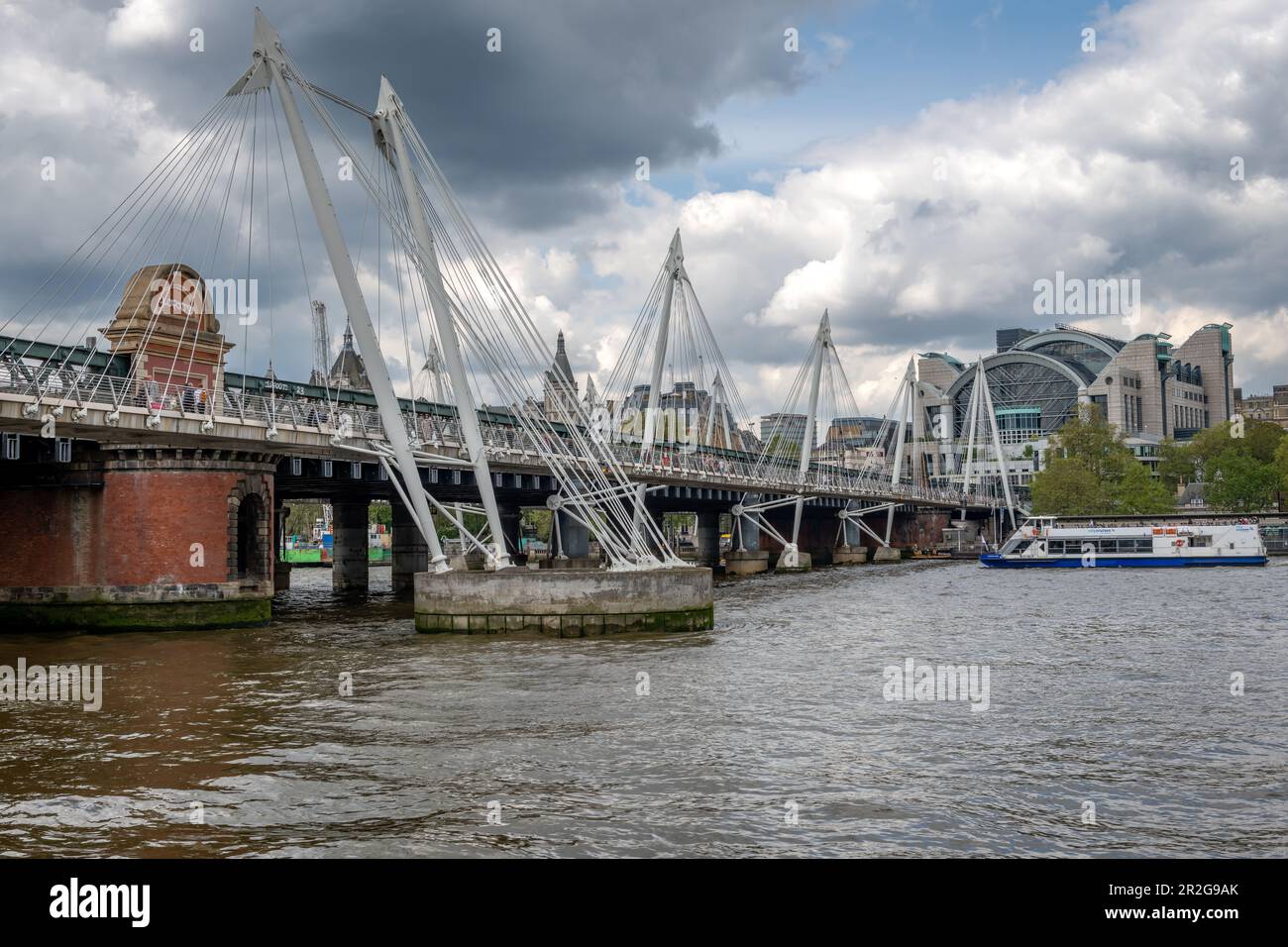 Nach London. GROSSBRITANNIEN - 05.17.2023. Die Golden Jubilee Bridges und die Hungerford Railway Bridge über die Themse. Stockfoto