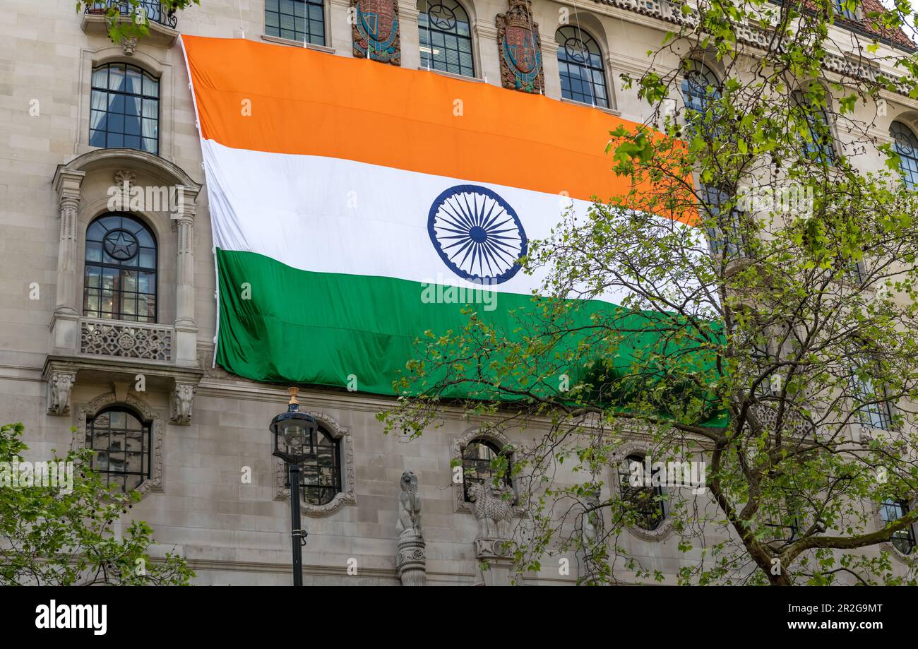 Nach London. GROSSBRITANNIEN - 05.17.2023. Die riesige Flagge Indiens an der Fassade des India House auf Aldwcych, der Hohen Kommission Indiens. Stockfoto