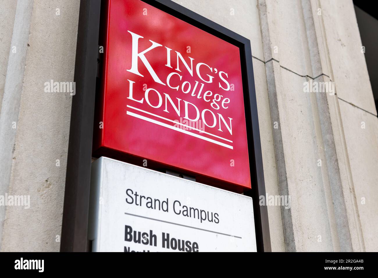 Nach London. GROSSBRITANNIEN - 05.17.2023. Das Namensschild an der Fassade des King's Collage London Strand Campus. Stockfoto