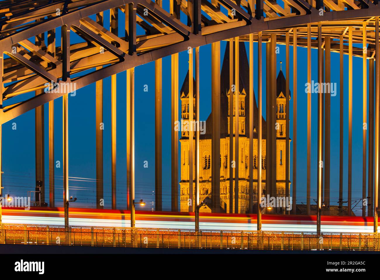 Hohenzollernbrücke, dahinter Groß Sankt Martin, Köln, Nordrhein-Westfalen, Deutschland, Europa Stockfoto