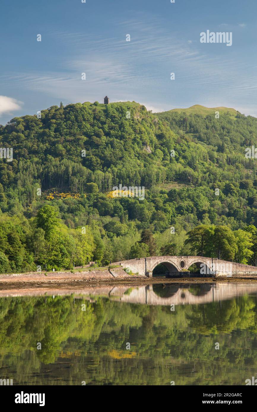 Brücke Aray Bridge, Inveraray, Schottland. Reflexion im Wasser. Stockfoto