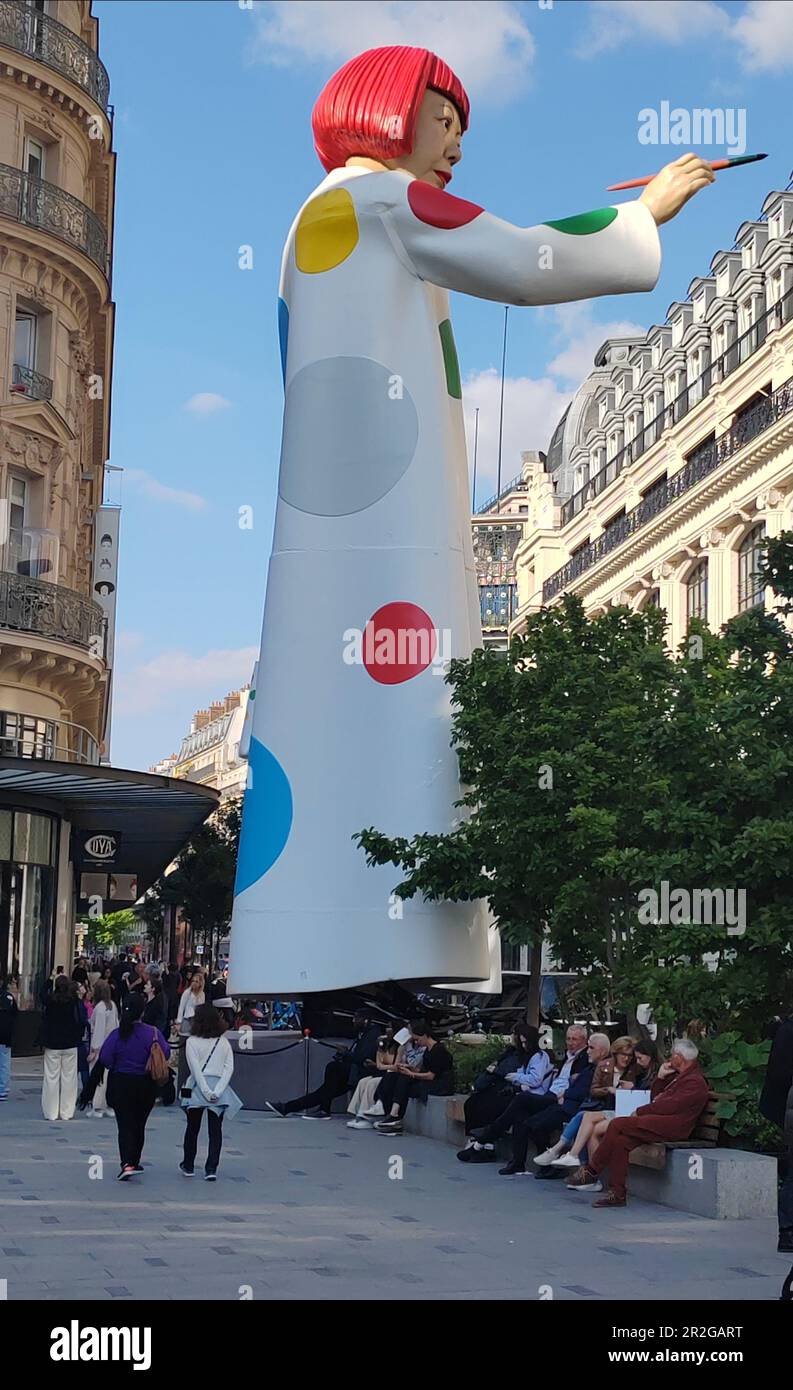 La gigantesque Yayoi Kusama devant le siège de Louis Vuitton, face