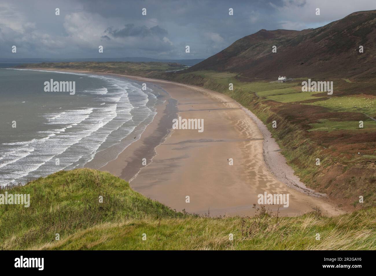 Blick auf Rhossili Beach mit einsamem Haus. Küstenwache Cottages, Wales. Stockfoto