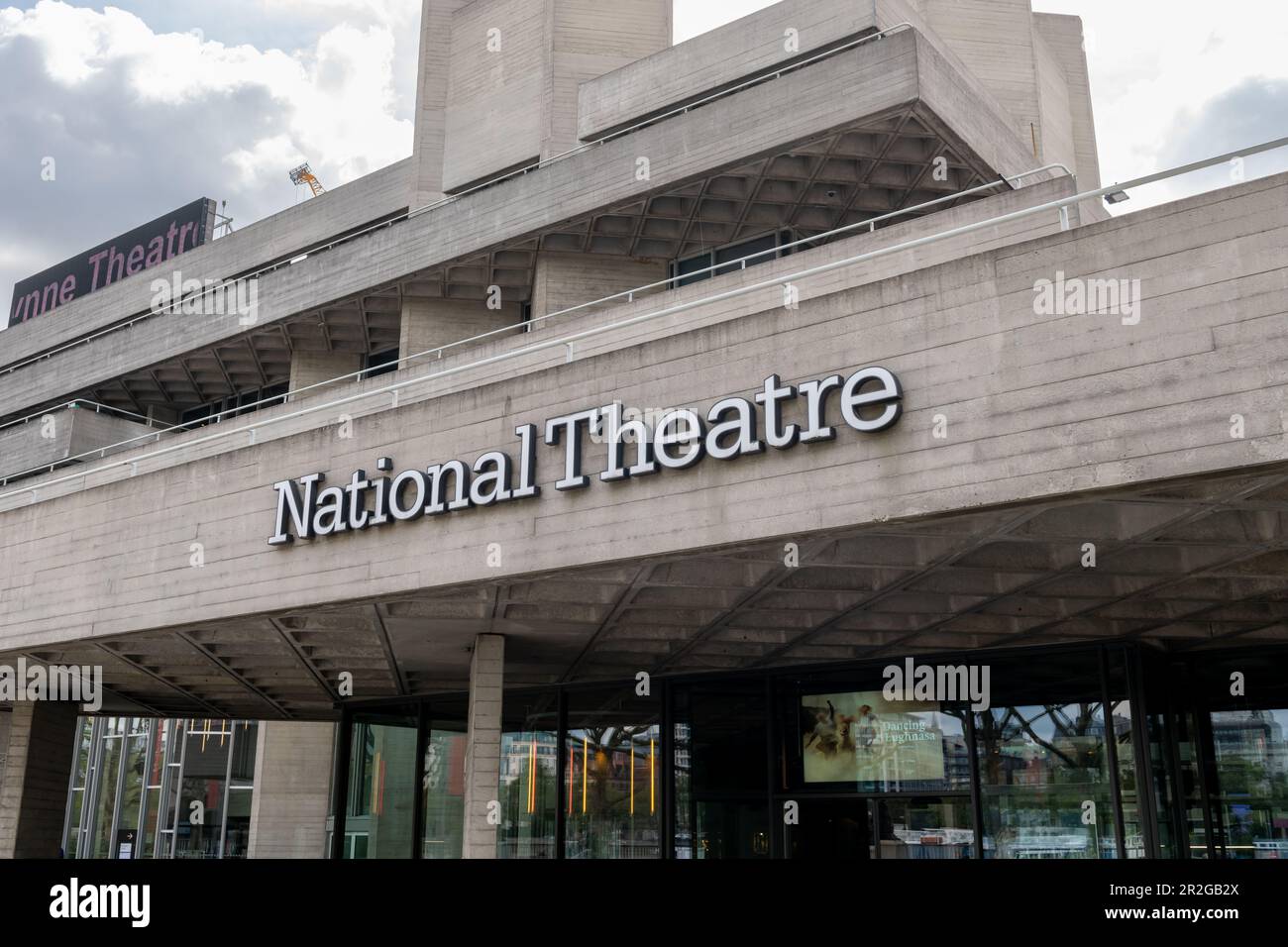 Nach London. GROSSBRITANNIEN - 05.17.2023. Das Namensschild und Blick auf die Straße des Nationaltheaters im Southbank Centre. Stockfoto