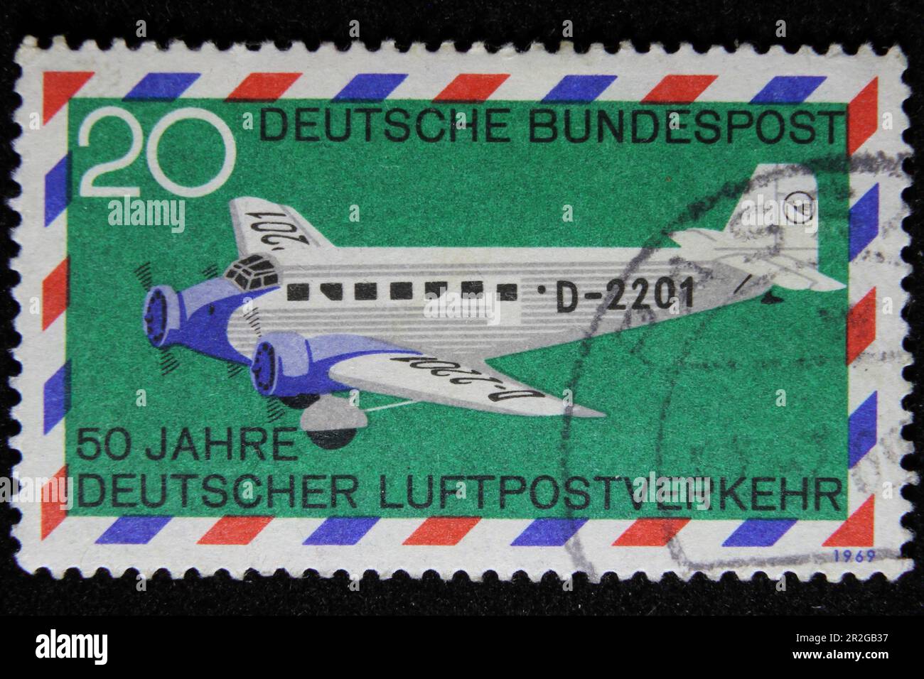 ISTANBUL, TÜRKEI - 25. DEZEMBER 2020: Deutscher Stempel zeigt Junkers 52., 50. Jahrestag des deutschen Luftpostdienstes um 1969 Stockfoto