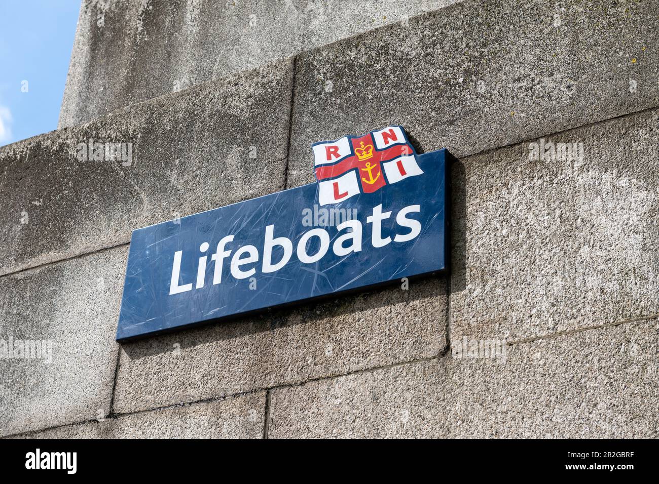 Nach London. GROSSBRITANNIEN - 05.17.2023. Das Namensschild für die Royal National Lifeboat Institution an der Rettungsbootstation auf der Themse. Stockfoto