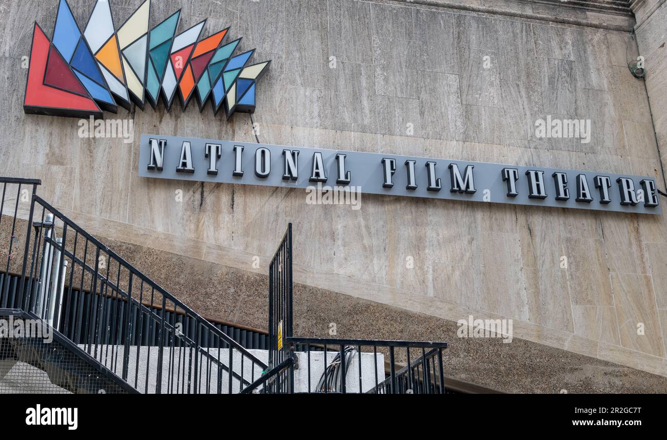 Das Namensschild für das National Film Theatre, das jetzt in British Film Institute umbenannt wird. Stockfoto