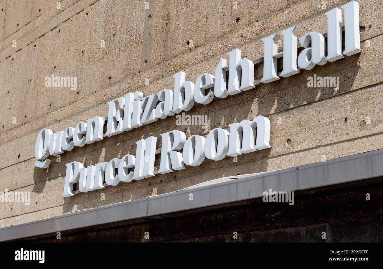 Das Namensschild an der Fassade des Queen Elizabeth Hall Purcell Room im London Southbank Centre. Stockfoto