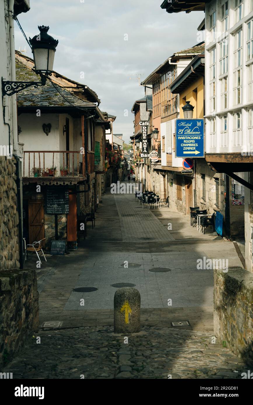 Molinaseca ist ein Dorf und eine Gemeinde in der Region El Bierzo, Leon, Spanien - Mai 2023. Hochwertiges Foto Stockfoto