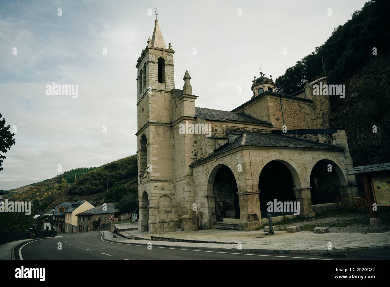 Molinaseca ist ein Dorf und eine Gemeinde in der Region El Bierzo, Leon, Spanien - Mai 2023. Hochwertiges Foto Stockfoto