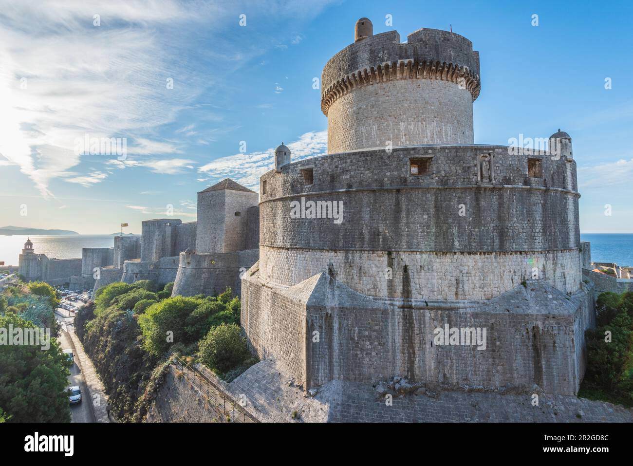 Stadtmauern und Minceta-Festung in Dubrovnik, Kroatien Stockfotografie ...