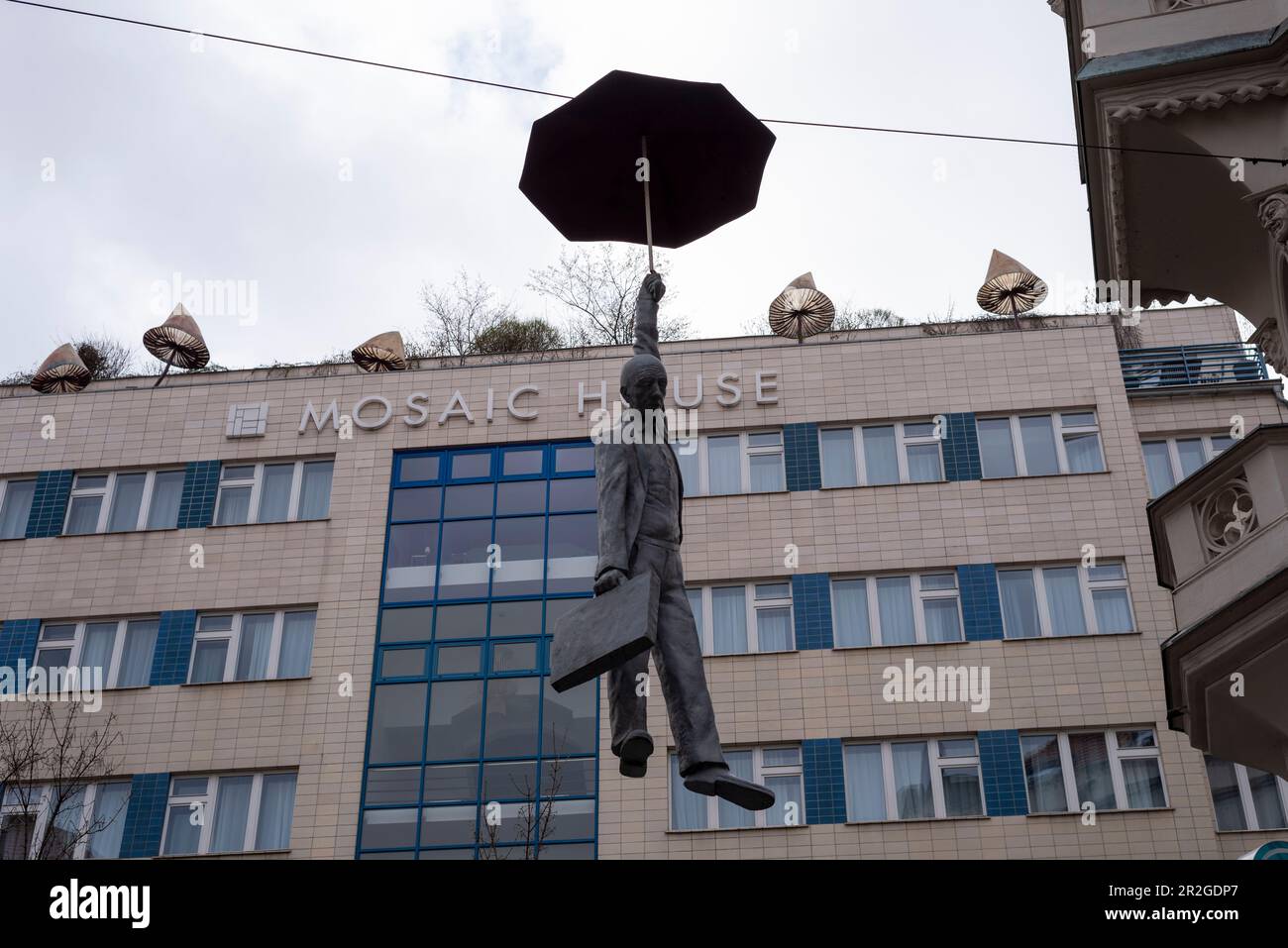 Hängender Regenschirmmann, Skulptur von Michal Trpák, Mosaikhaus, Prag, Tschechische Republik Stockfoto